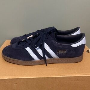 Adidas Unisex Dark Blue and Baby Blue Sneakers. Size 9.5M/11W.